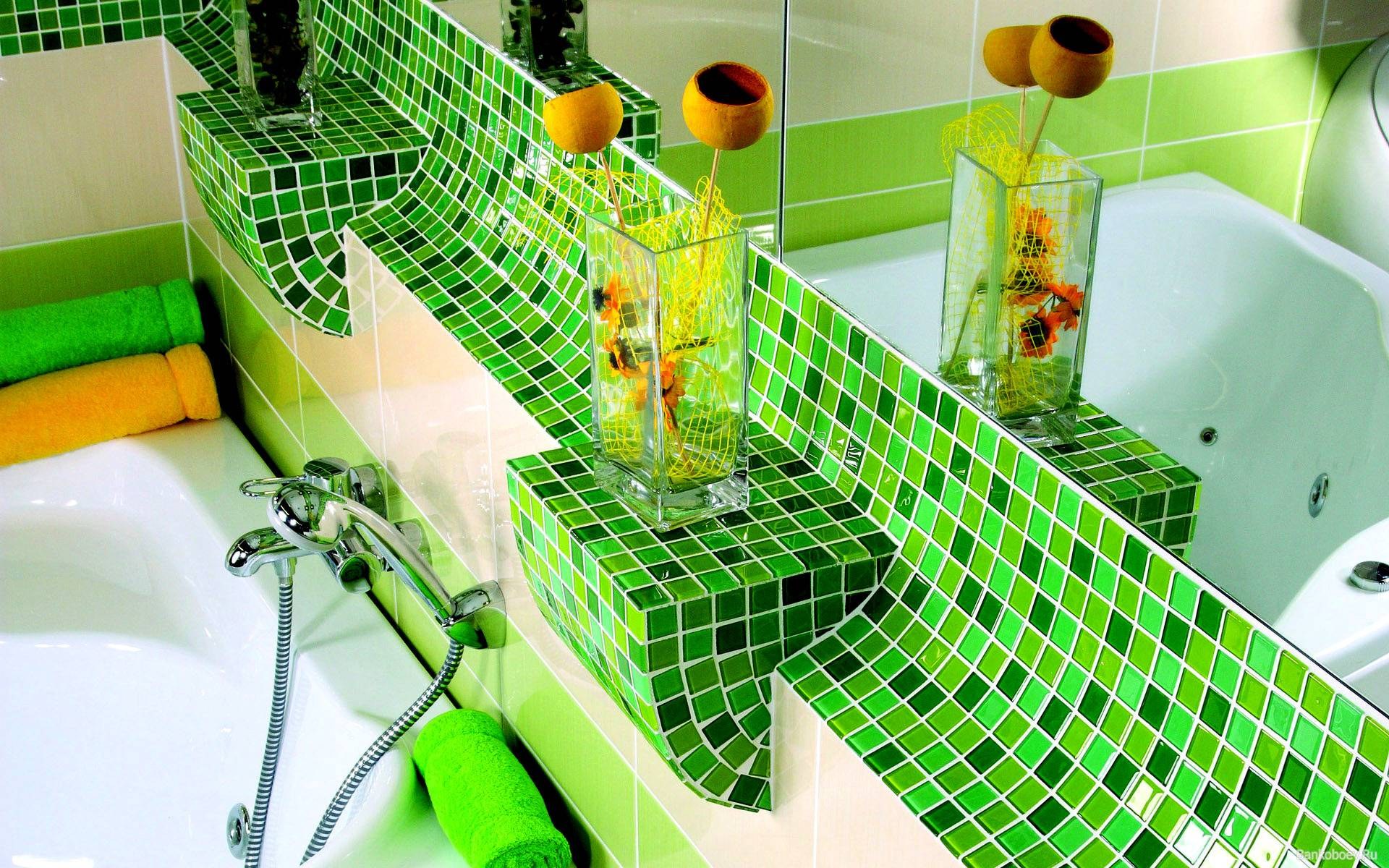 Зеленая мозайка в ванной