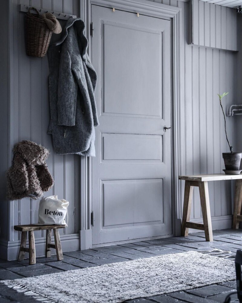 Прихожая в современном стиле серая