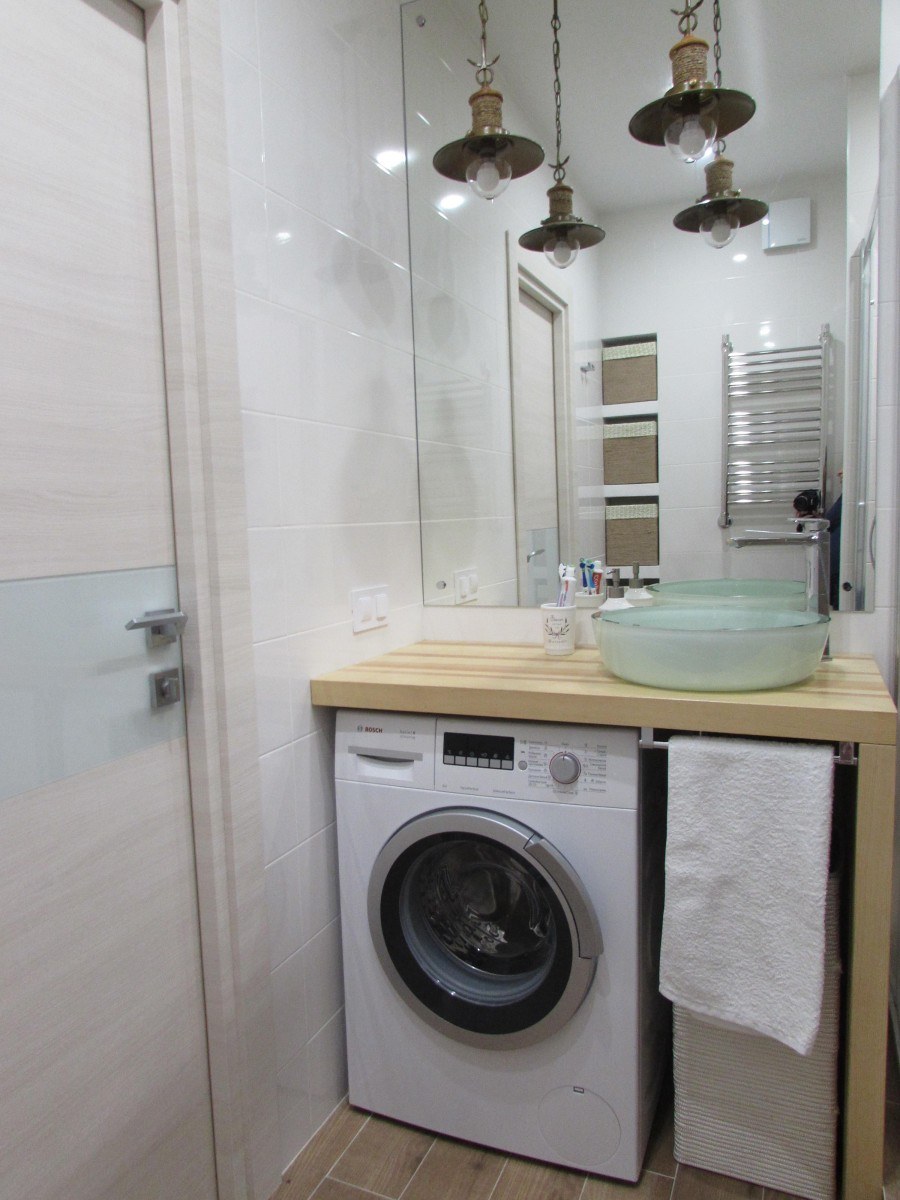 Стиральная машина под столешницей в ванной