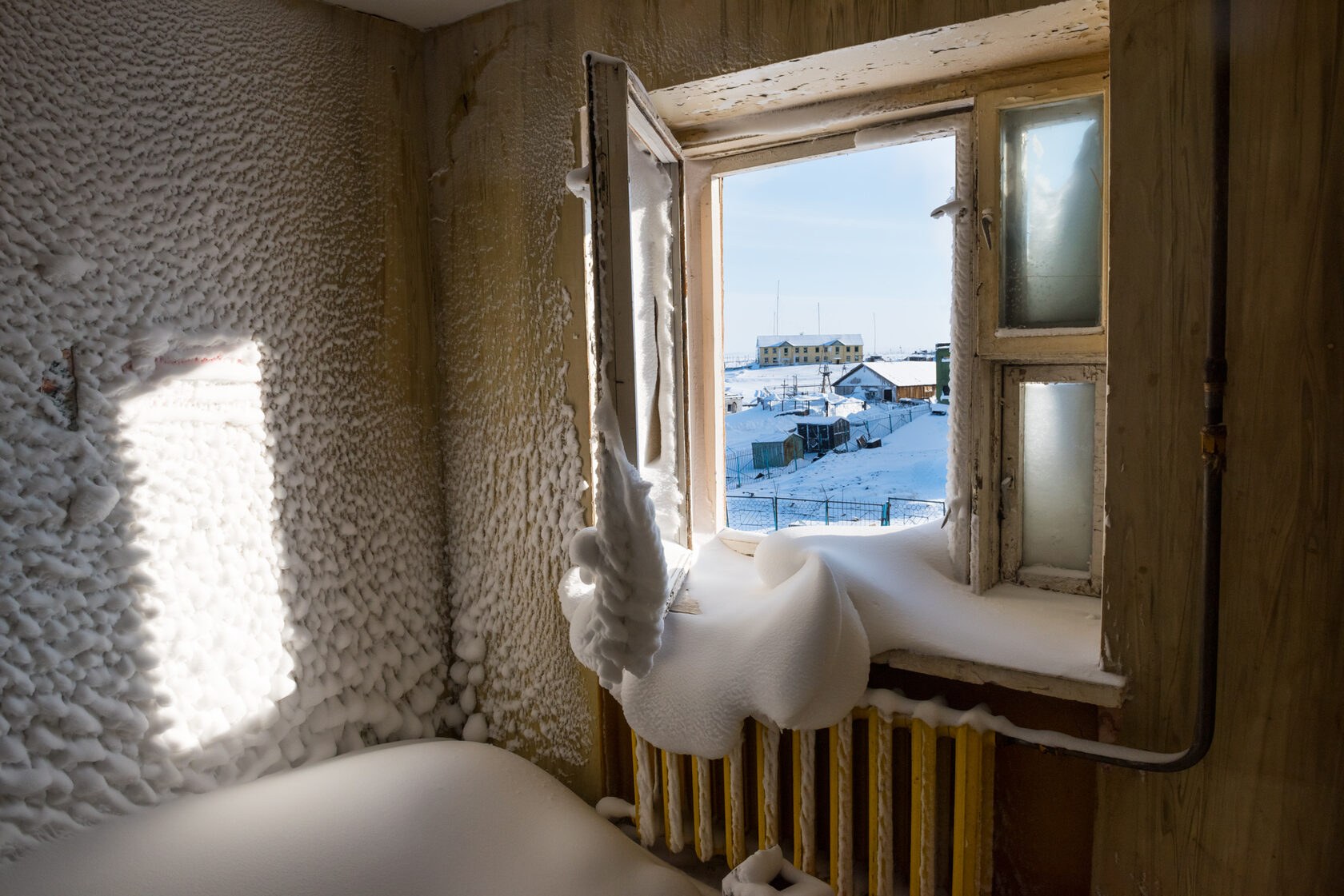 Квартиры в пурге. Окно зима. Окно зимой. Замерзший дом. Снег в квартире.