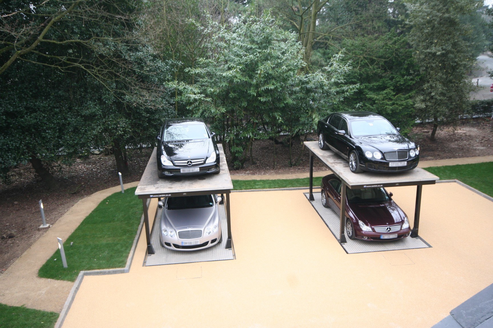 Парковка для автомобиля на даче