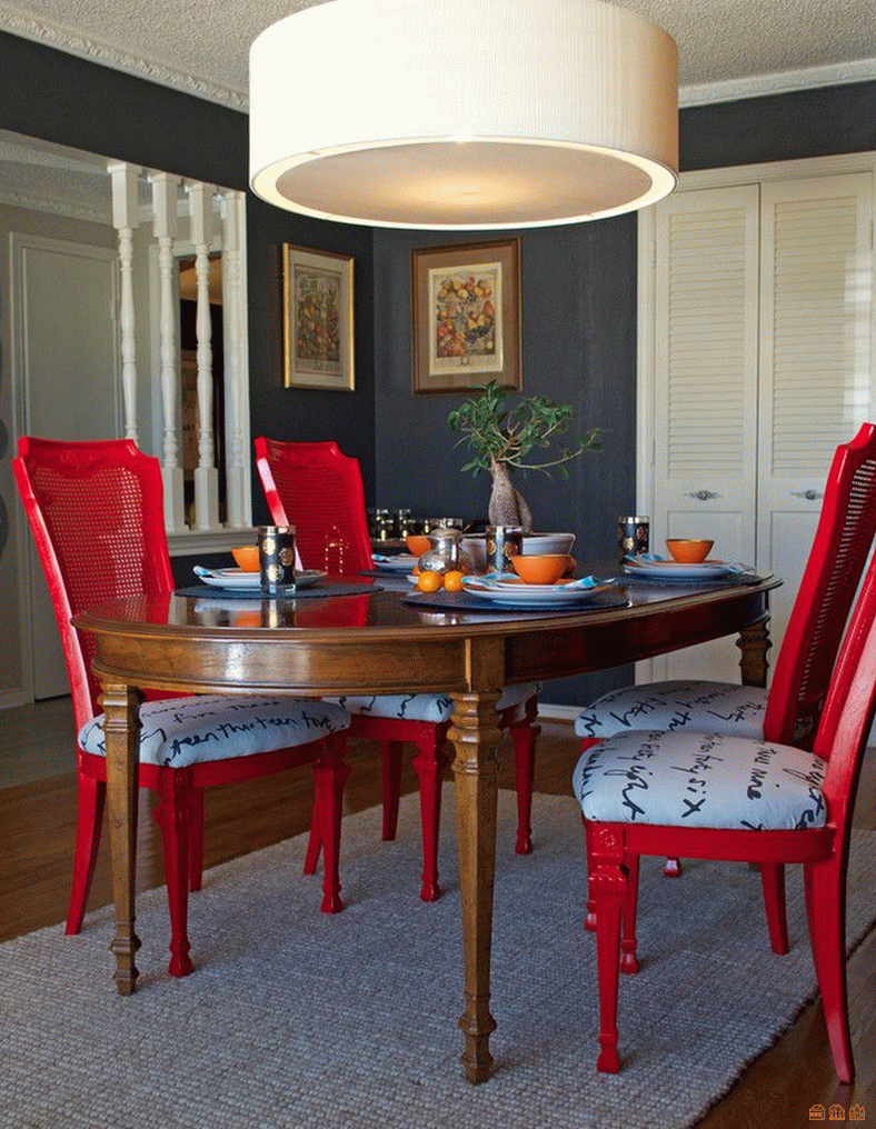 Красный стол в интерьере