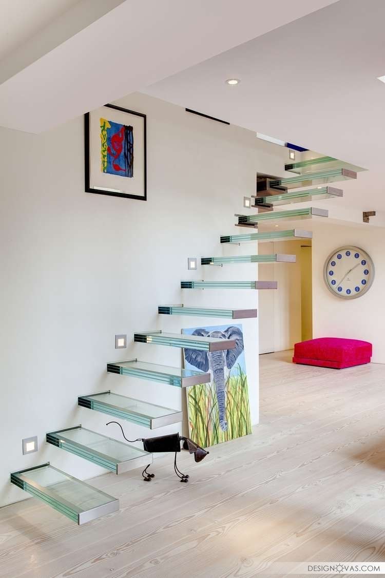 Прихожая с лестницей