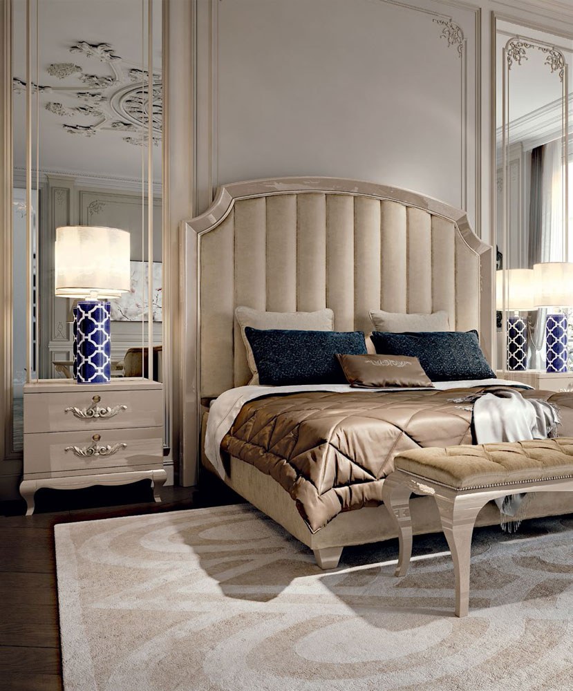 Спальня в классическом стиле с темной мебелью