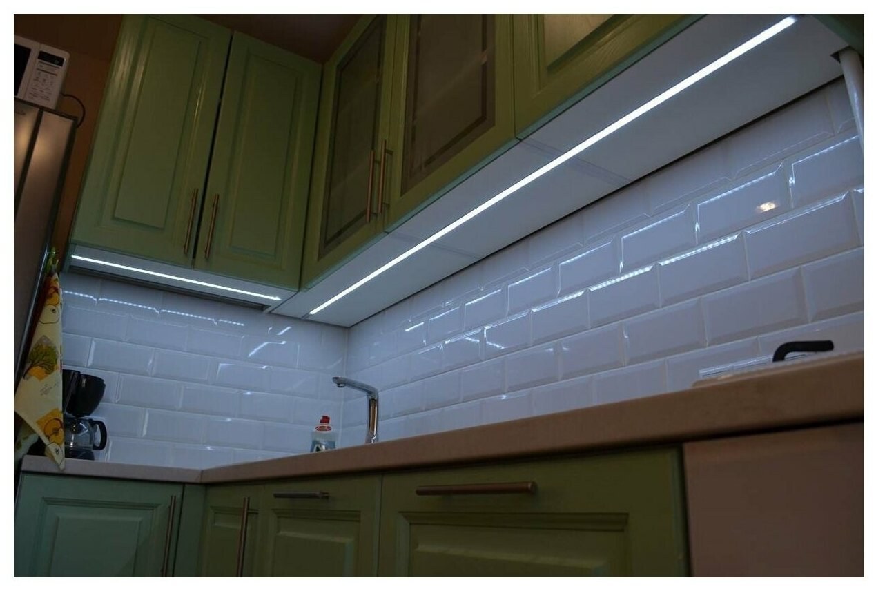 Верхняя подсветка кухни. Подсветка рабочей зоны кухни икеа. Светодиодная лента снизу кухни. Врезной профиль для подсветки кухни рабочей зоны. Светодиодная подсветка для кухни рабочей зоны.