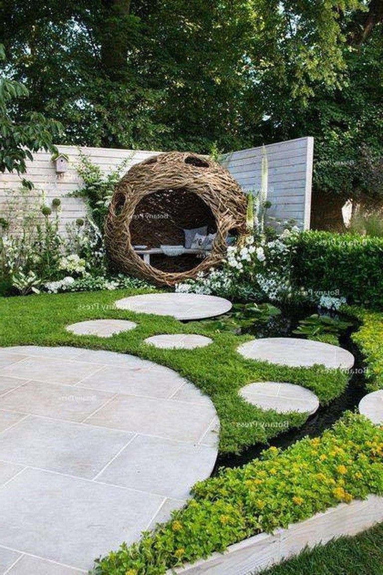 Круглый пруд на даче