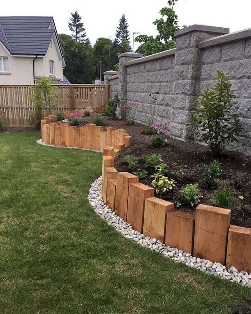 Клумба вдоль забора