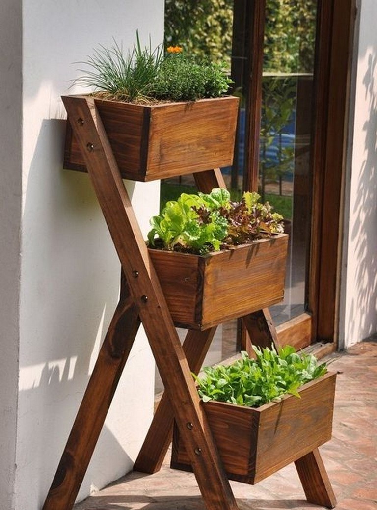 Цветы в ящиках на даче