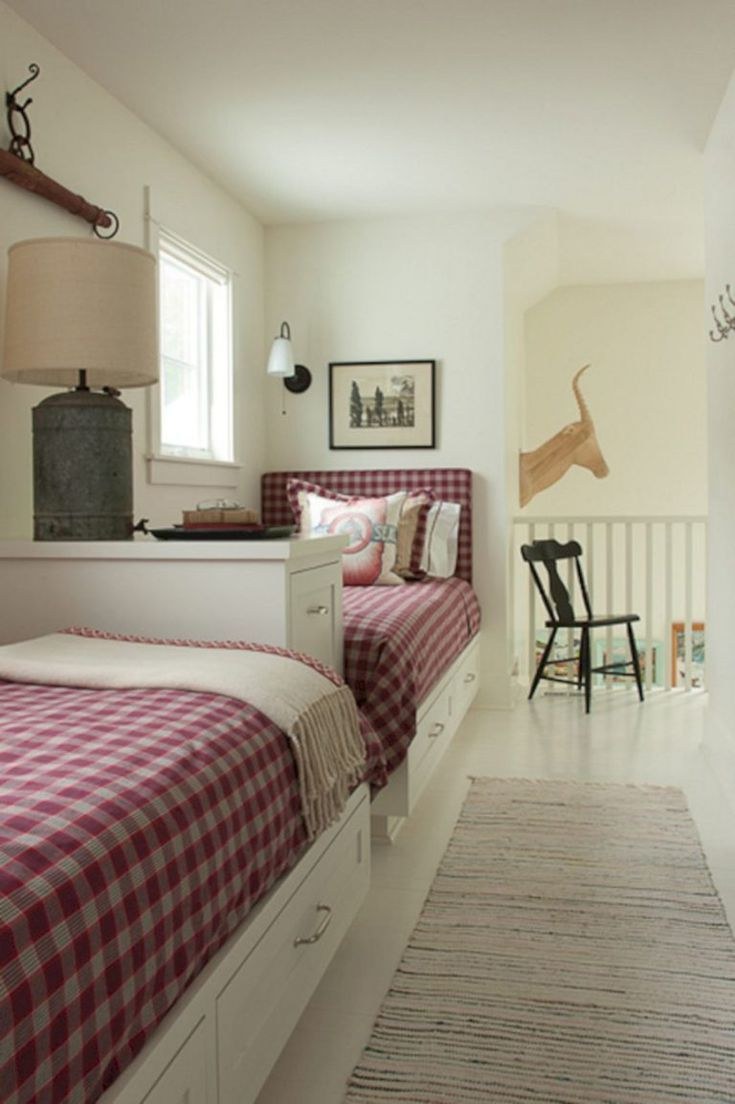 Подоконник диван в спальне