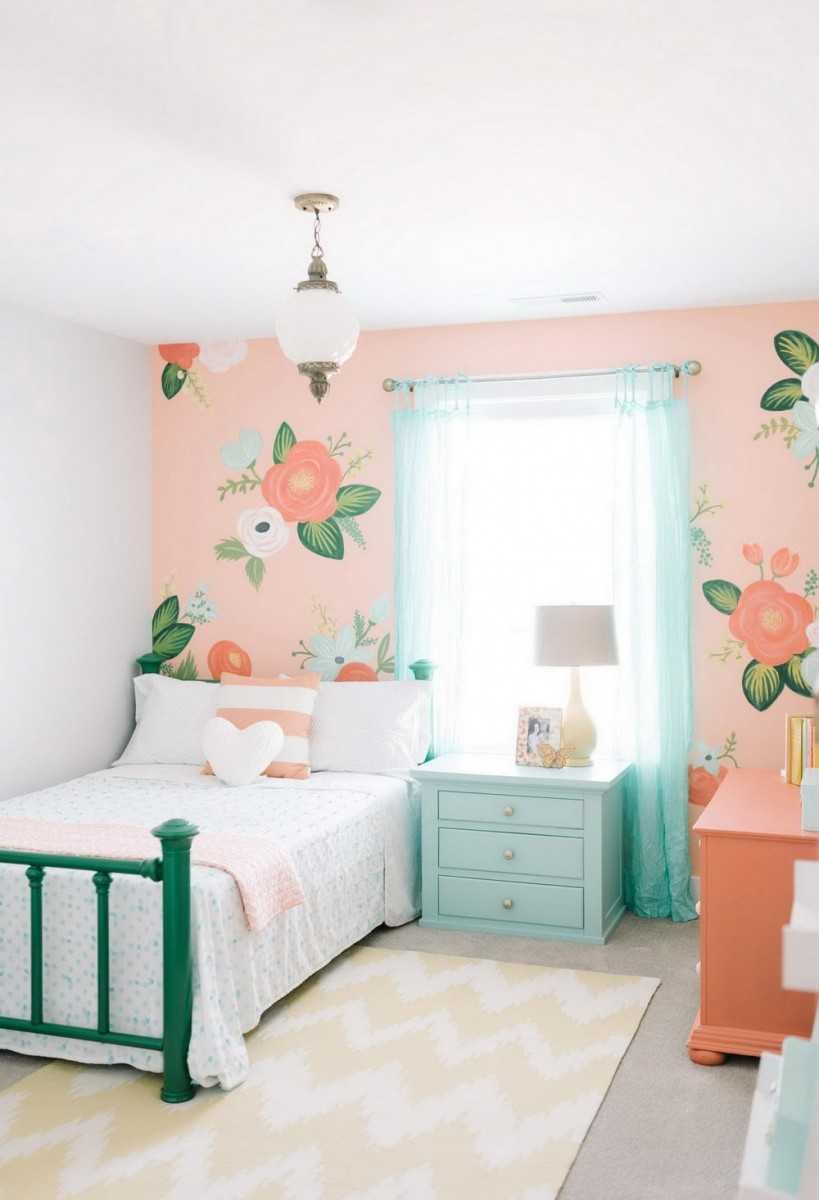 Персиковые стены в детской