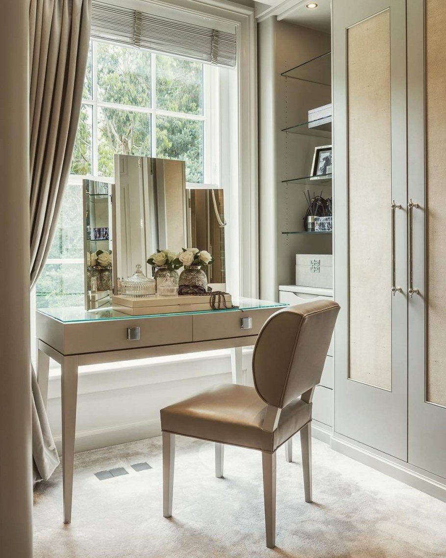 Туалетный столик у окна