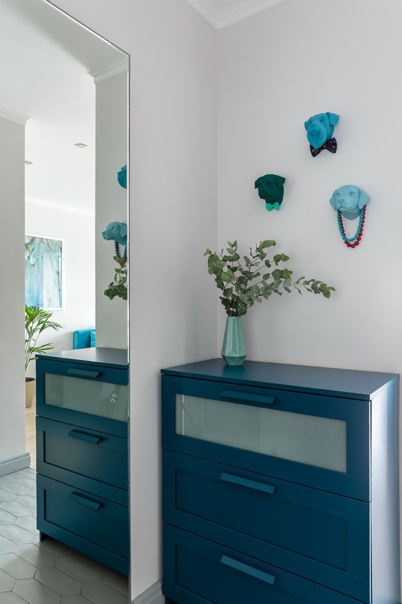 Окрашивание стены в длинном коридоре