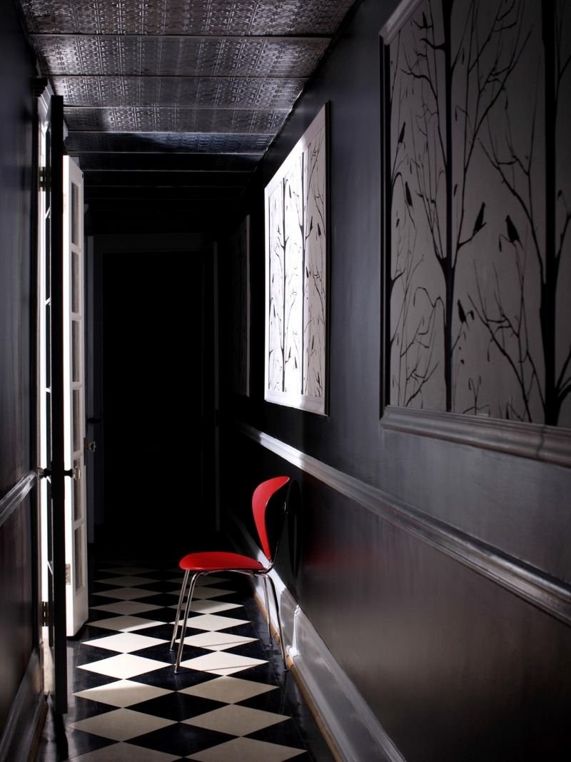 Черная входная дверь в прихожей