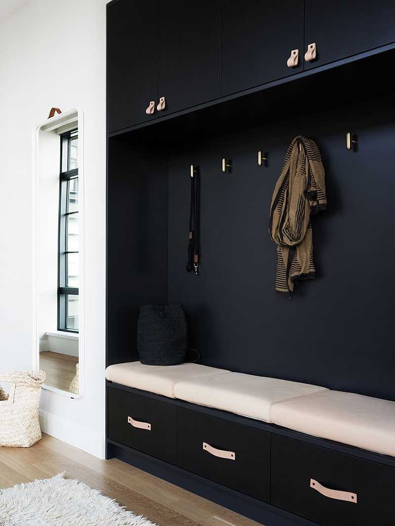 Черная входная дверь в интерьере