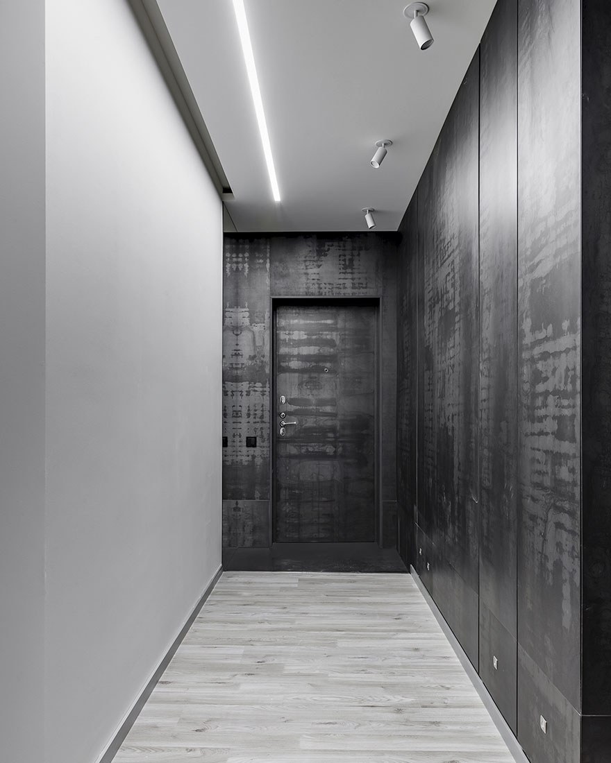 Прихожая в темном цвете