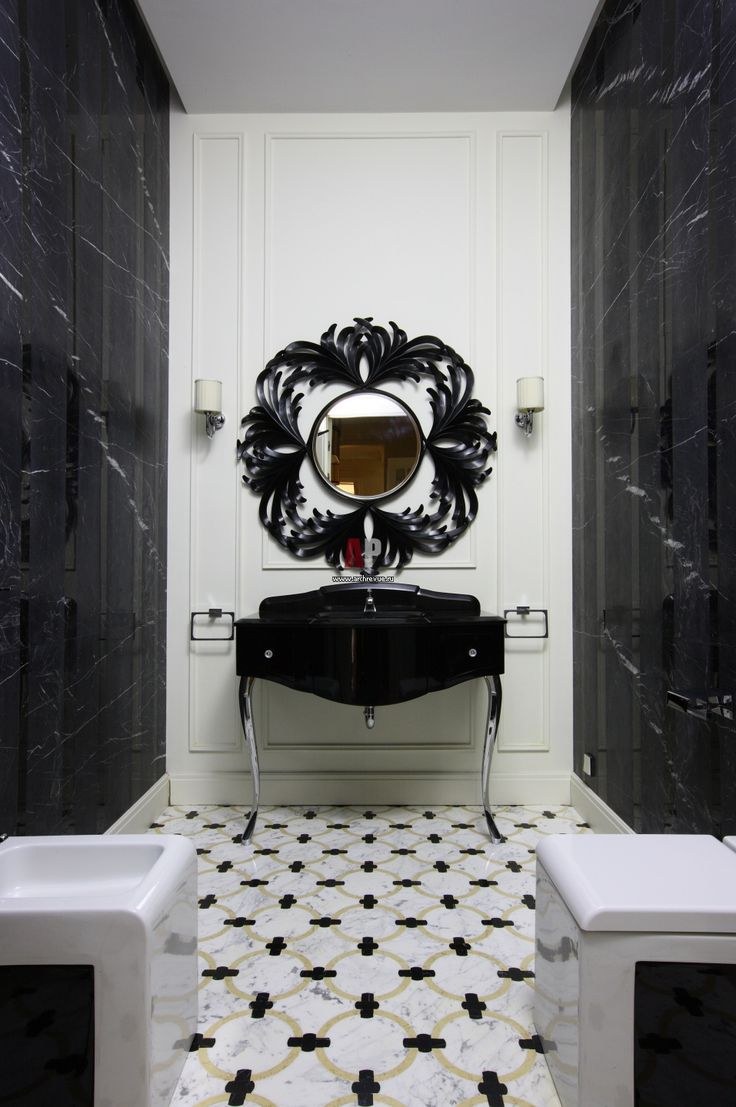 Белая ванная с черными смесителями