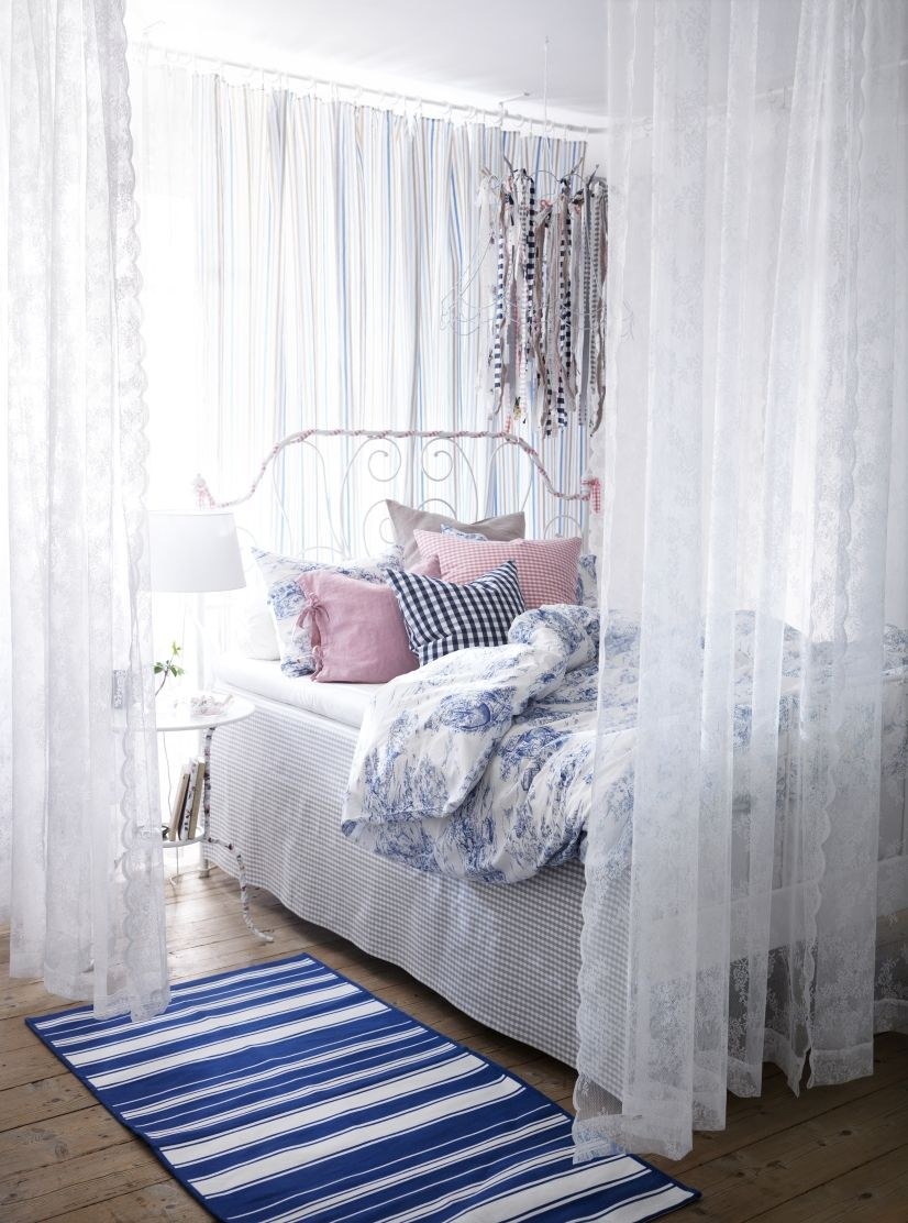 Икеа спальня с бирюзовыми шторами