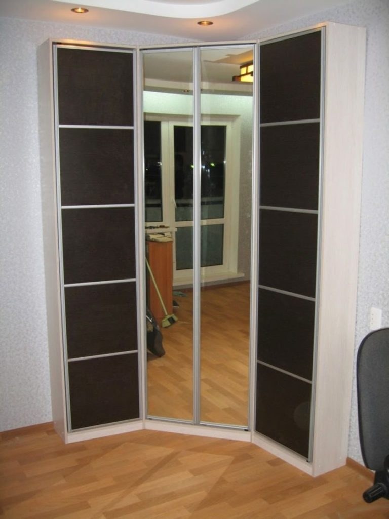 Шкаф купе с разной глубиной в интерьере (80 фото)