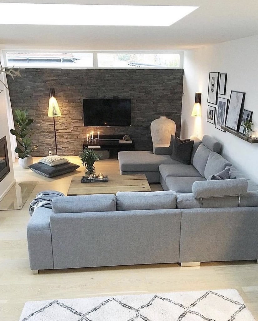 Гостиная диван посередине комнаты