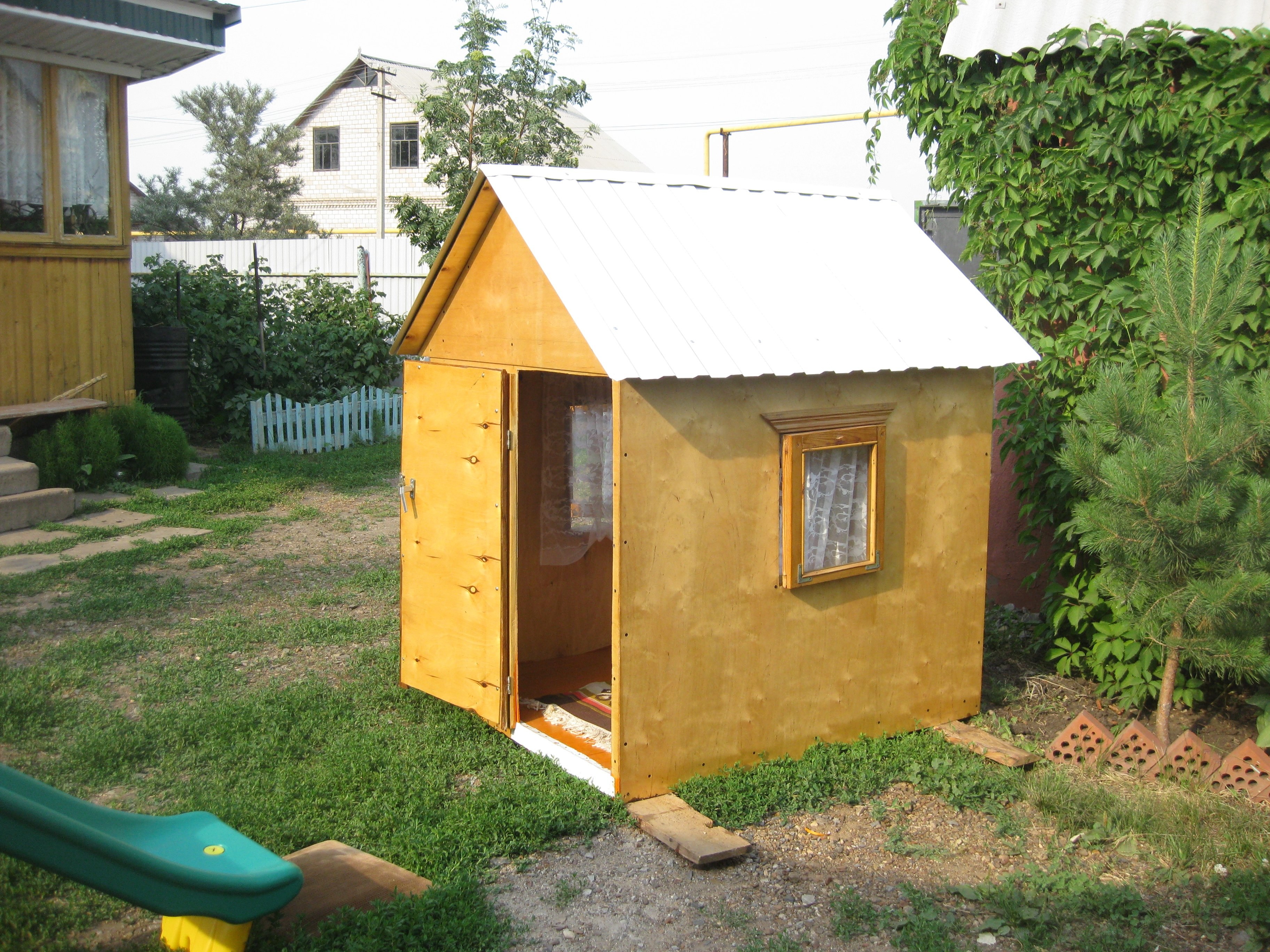 Как построить игровой детский домик из фанеры на даче