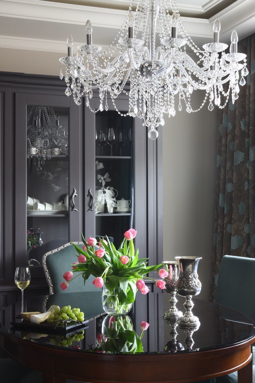 Люстра в неоклассическом стиле в гостиную