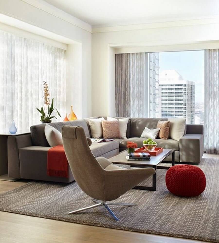 Желтый диван в интерьере гостиной