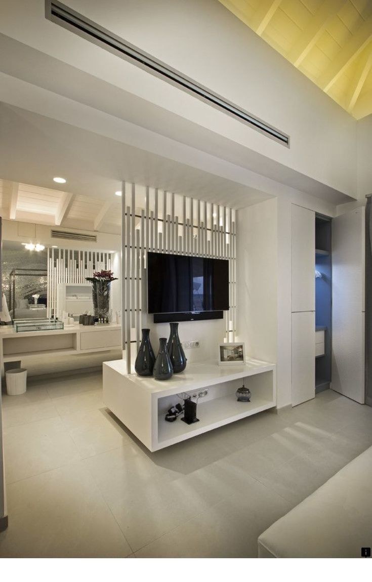 Телевизор посреди гостиной