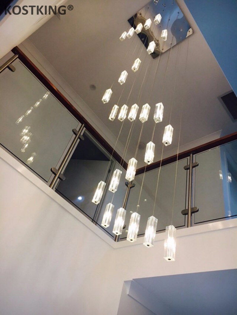 Длинная люстра для лестницы