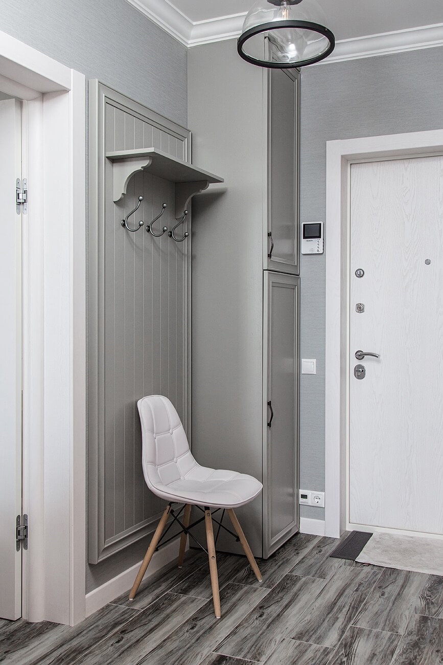 Серые стены в прихожей
