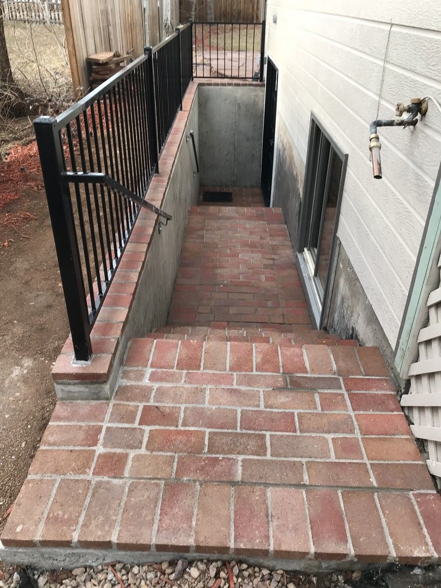 Пластиковая дверь в подвал