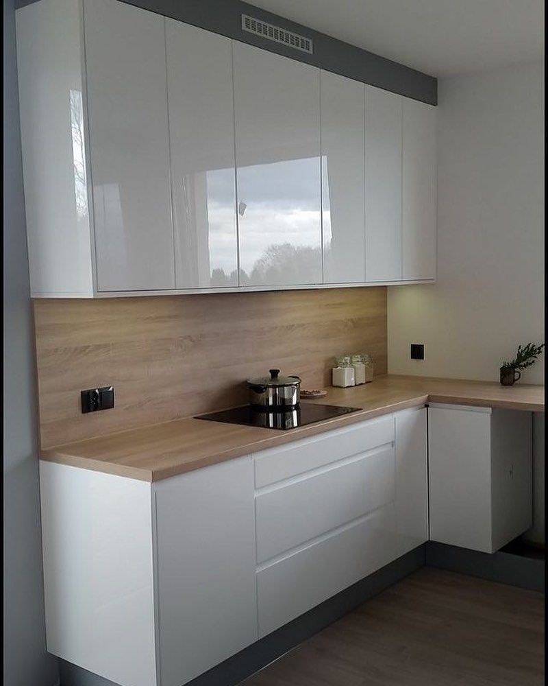 Белая глянцевая кухня с деревянной столешницей