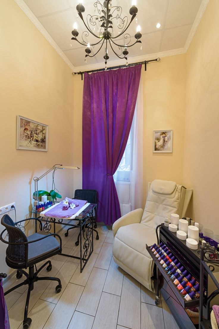 Интерьер салона маникюра