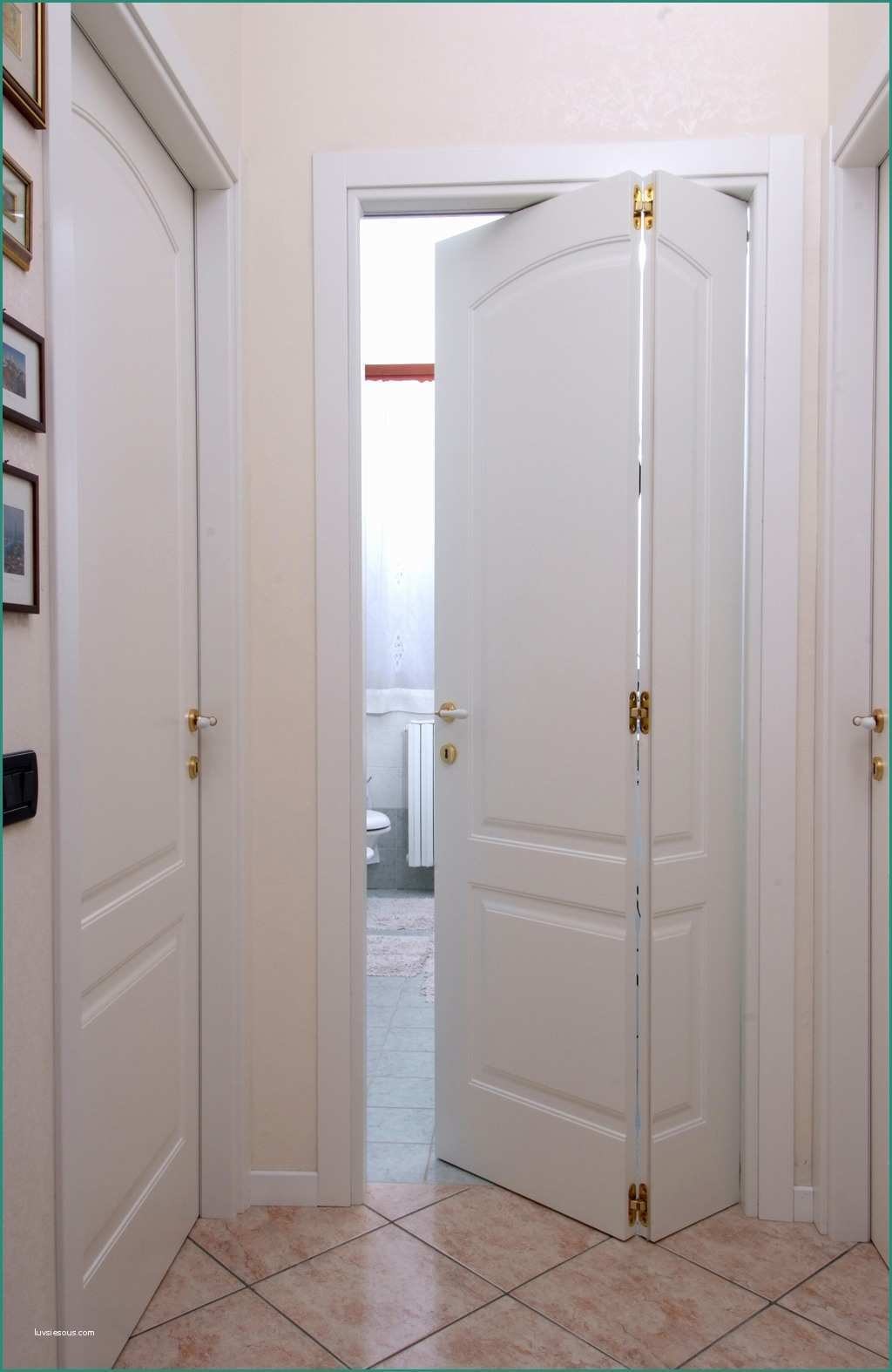 Двери в квартиру spacedoors спаcедурс. Белые двери в интерьере. Белые двери с золотыми ручками. Дверь в комнату белая. Белая дверь с белой ручкой.