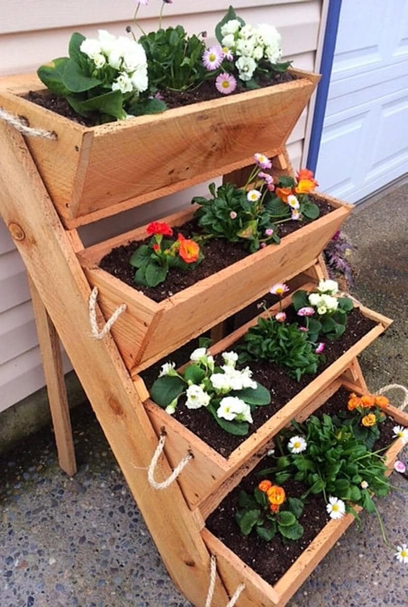 Цветник из поддонов