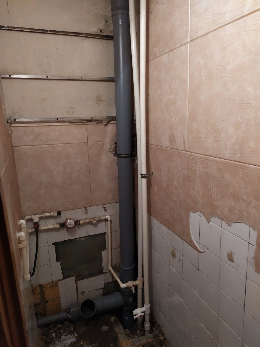 Короб за унитазом