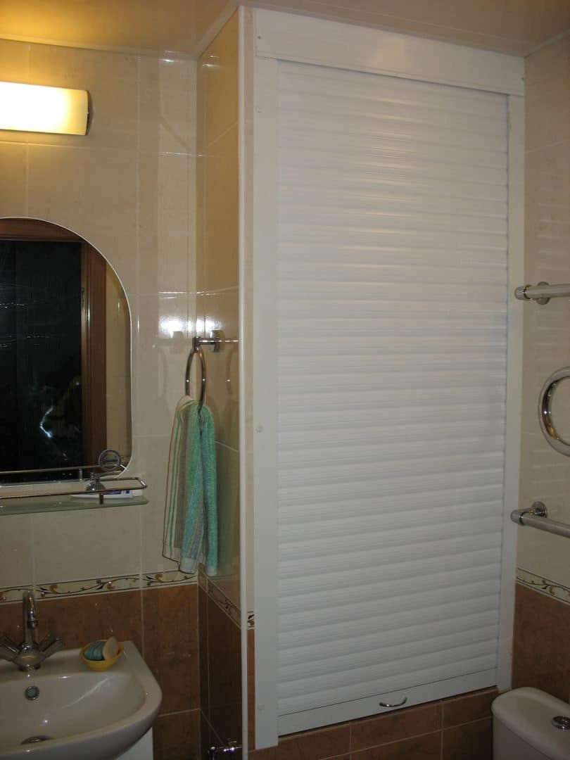 Дверца для короба в ванной для труб