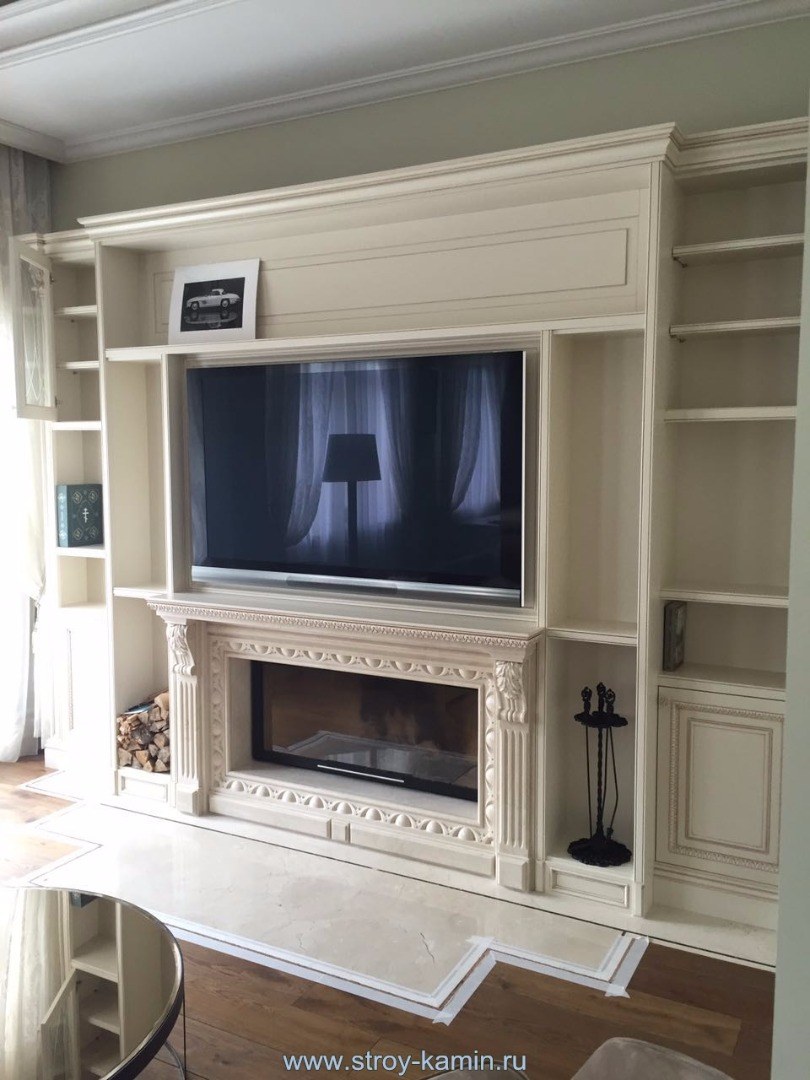 Гостиная с камином и шкафами