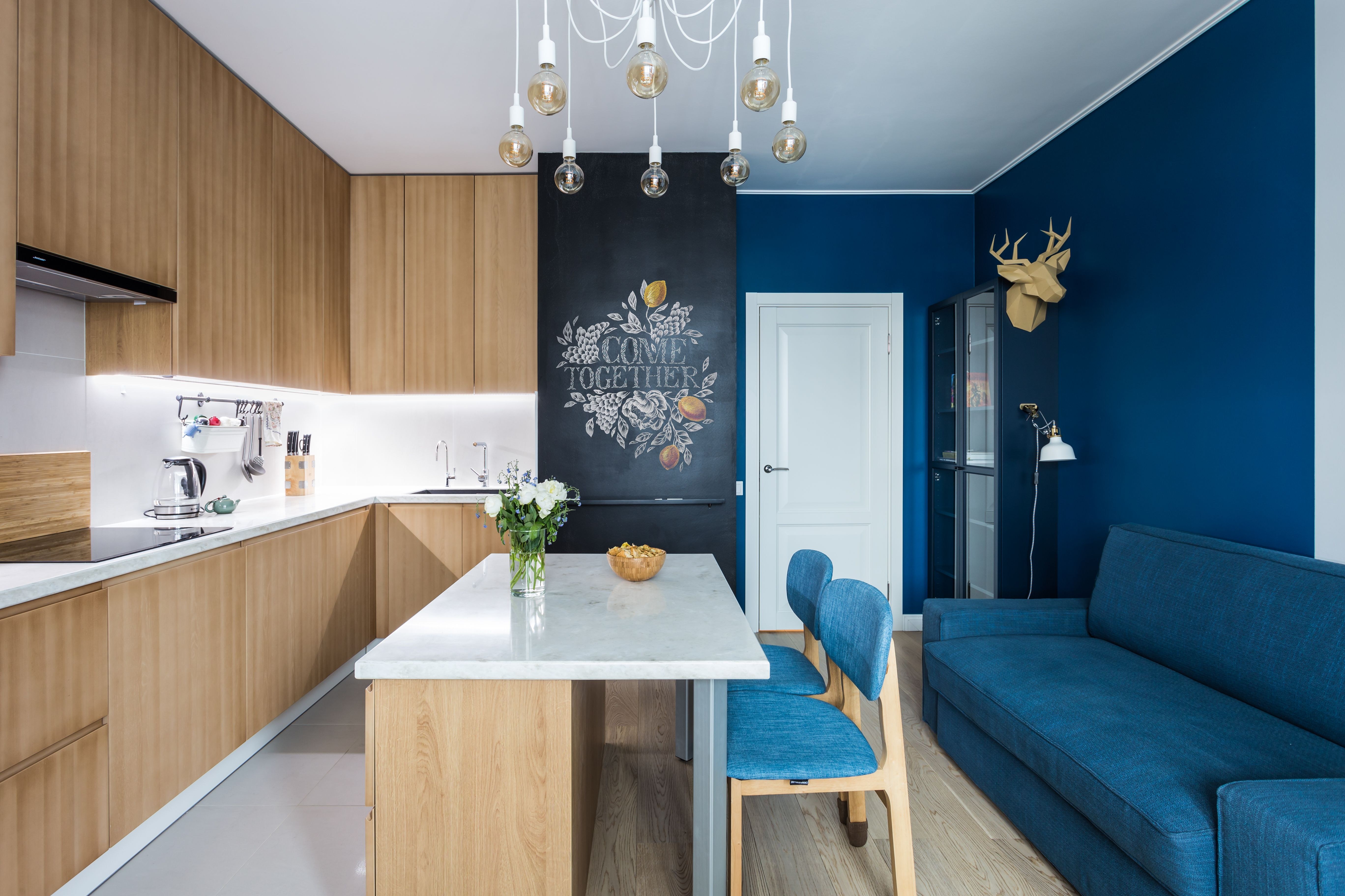 Современные кухни дизайн с диваном. Синие кухни. Синяя кухня в интерьере. Голубая кухня в интерьере. Голубые стены на кухне.