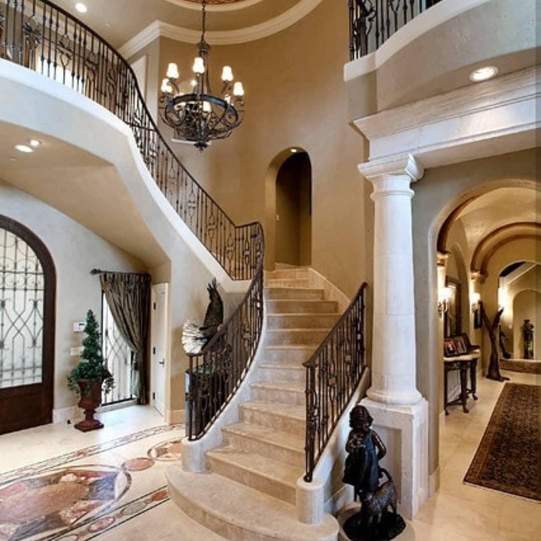 В холе. Красивые холлы с лестницами. Интерьер холла с лестницей. Интерьер холла в частном доме. Интерьер прихожей в частном особняке.