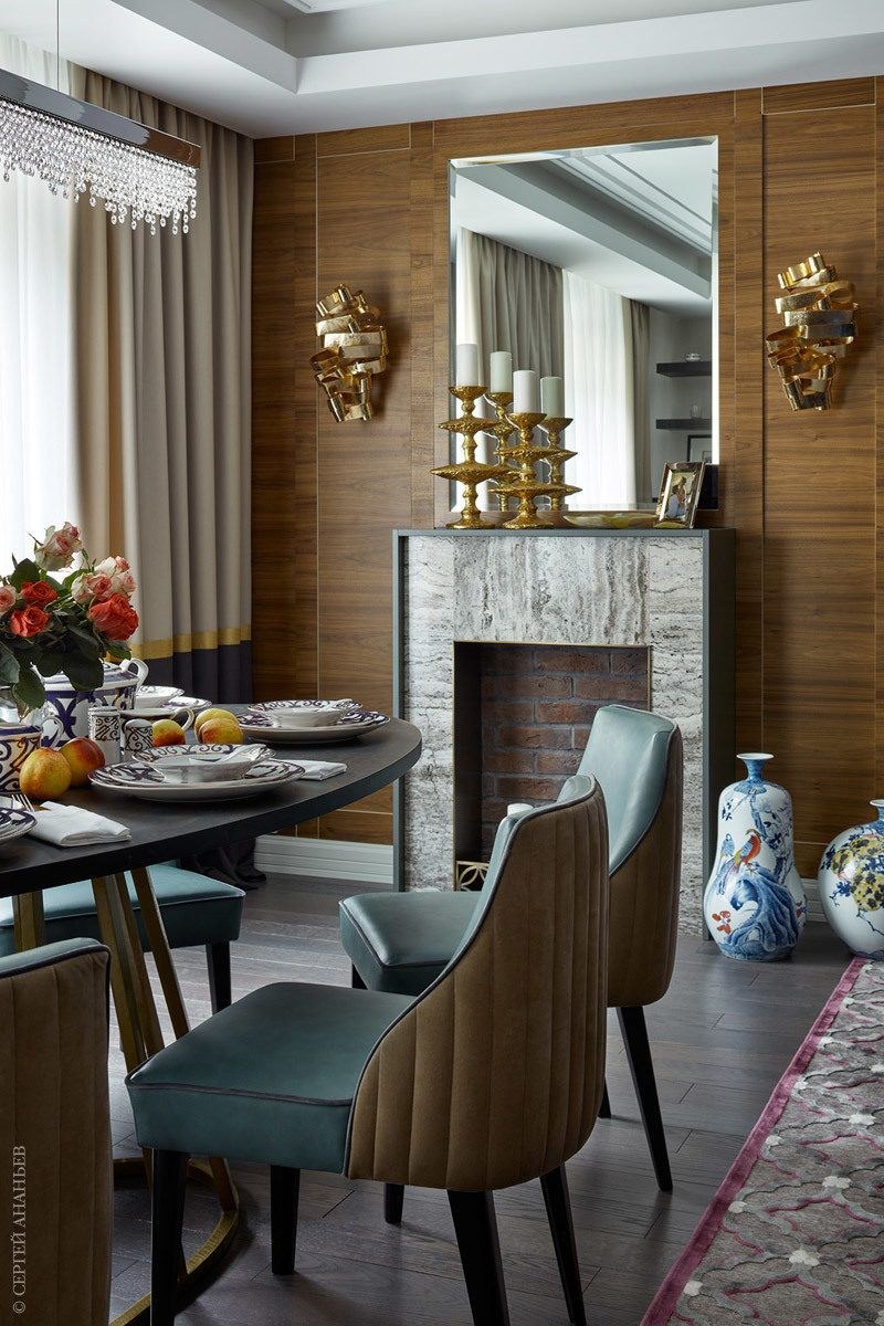 Гостиная столовая с камином