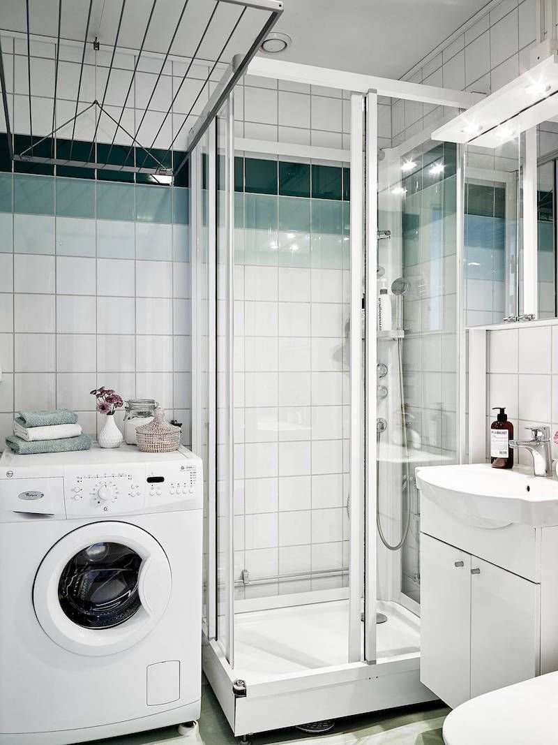 Черная стиральная машина в интерьере