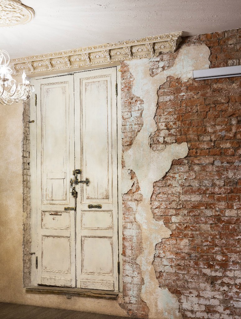 Кирпич и лепнина в интерьере