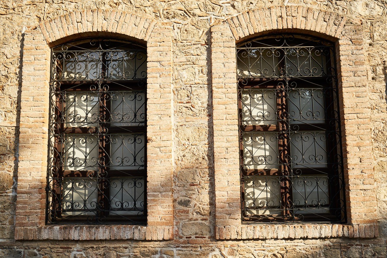 Старинное Каменное окно