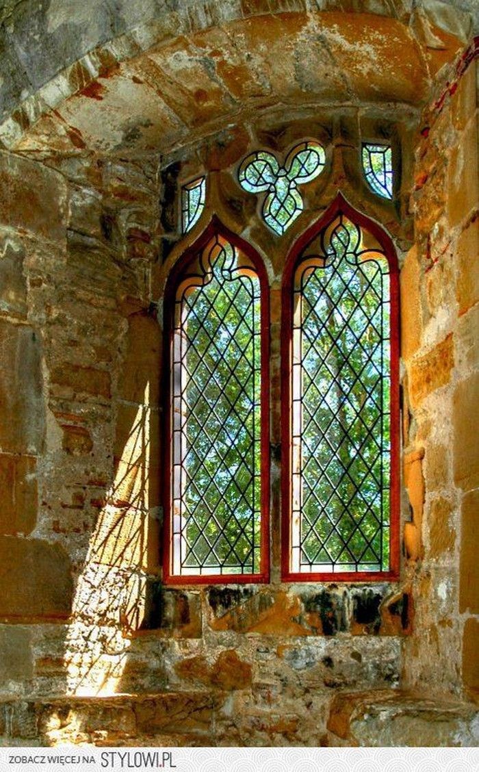 Витражные окна в замке