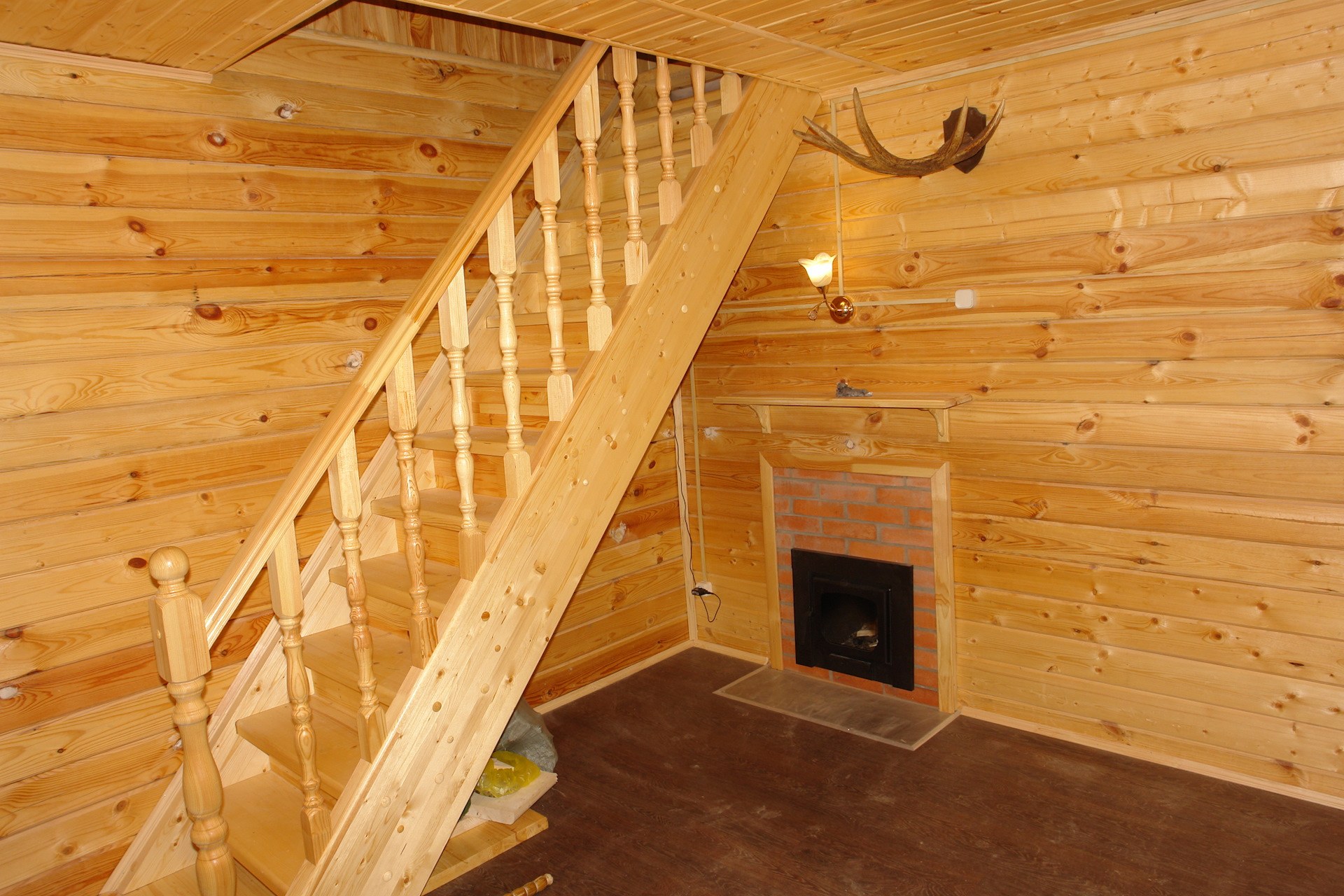 Пройти 2 этаж дом. Лестница деревянная лс-10у. Лестница на второй этаж. Лестница в дачном доме. Лестница деревянная для дачи.