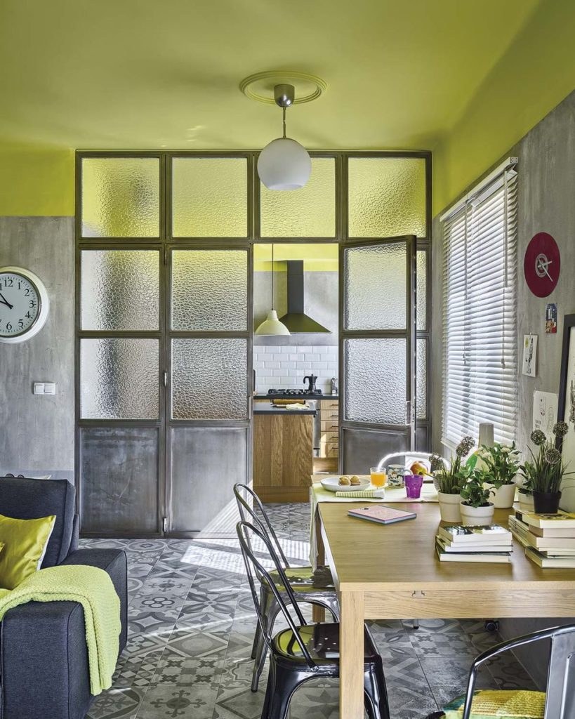 Комната с желтым потолком