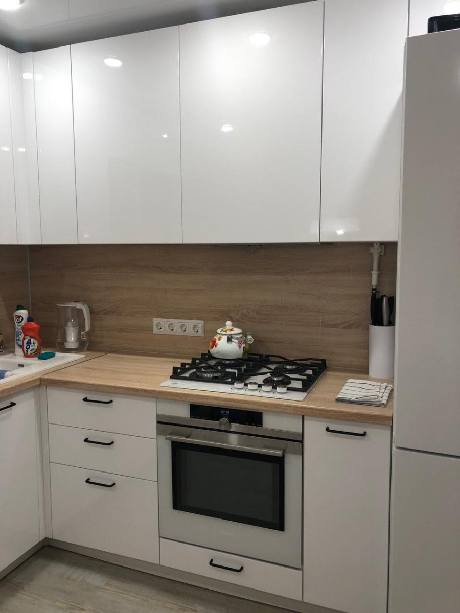 Белая глянцевая кухня с деревянной столешницей