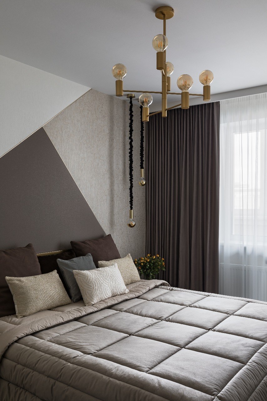 Шторы в интерьере гостиной теплых оттенков