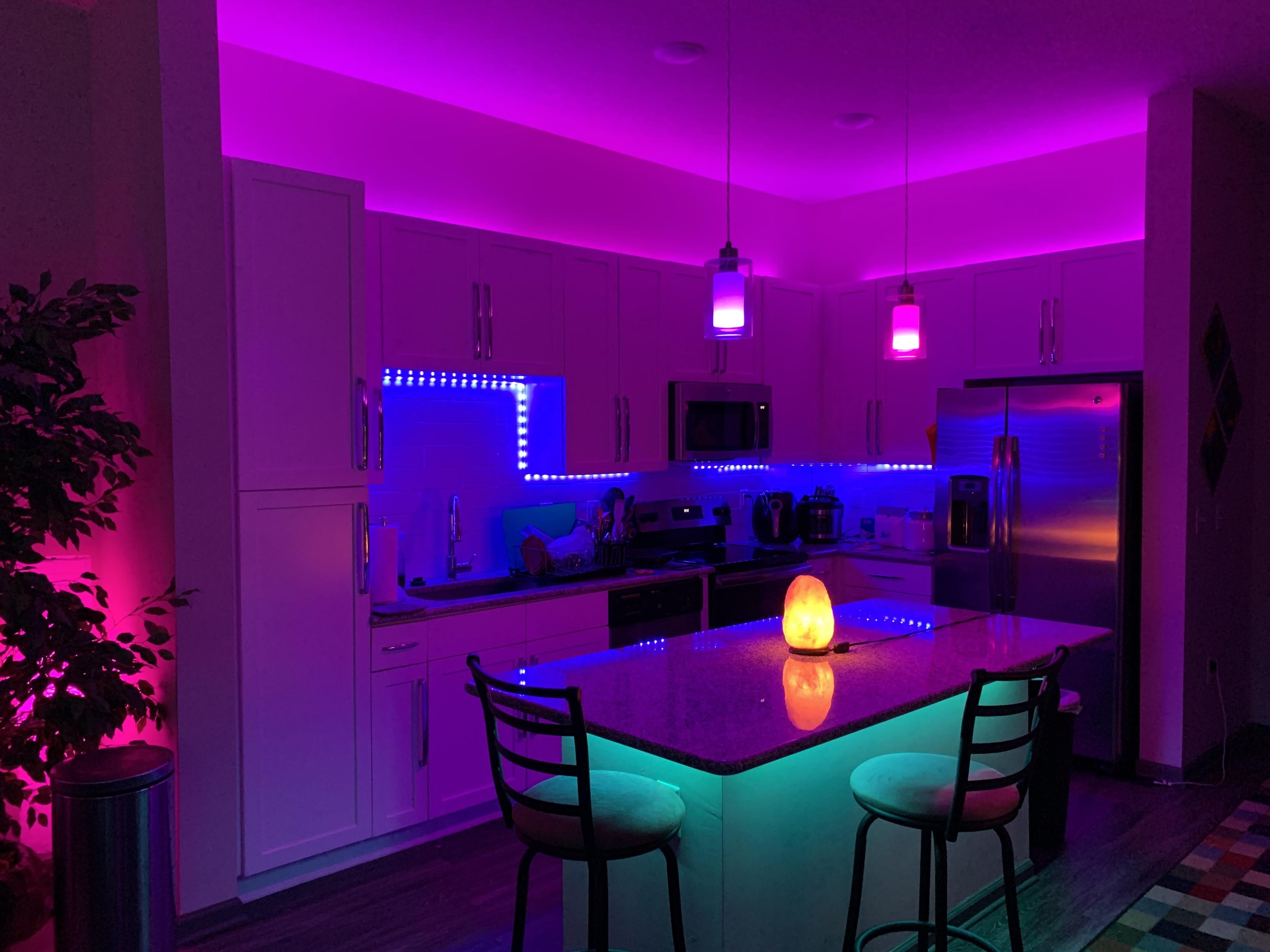 Неоновая кухня. Фиолетовая РГБ подсветка. Неоновая лента РГБ. Неоновая подсветка в интерьере. Светодиодная лента в интерьере.