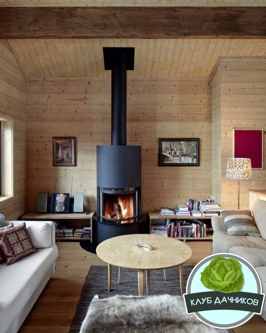 Камин в доме из бревна